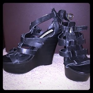 Steve Madden | Black Wedges